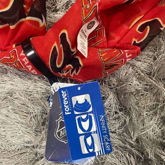 Calgary Flames NHL Red Calgary Flames motifs unisex infinity scarf. NWT. - Picture 5 of 5